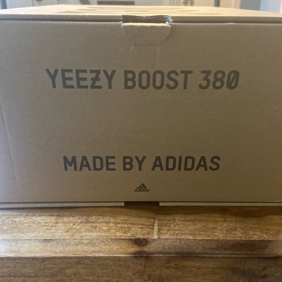 Mens Yeezy Boost 380 NWT - Picture 7 of 9